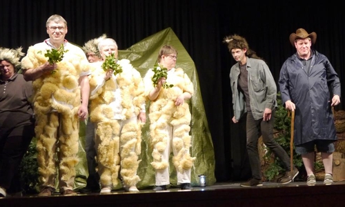 Inklusives Theaterstück. Spielszene: Der Wolf versucht ein Schaf zu rauben. Foto: Axel Koßmann