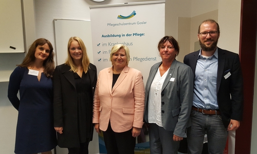 on links: Beata Boronczyk (PSZ), Azubi Laura Vosskötter, Ministerin Cornelia Rundt, Susanne Graudenz (Harzkliniken) Stefan Schwark (Deutscher Berufsverband für Pflegeberufe, DBfK, Nordwest e.V) Foto: Harzliniken
