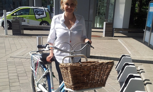 Katharina Schubert bei einer Radtour durch Wolfsburg. Foto N-TV