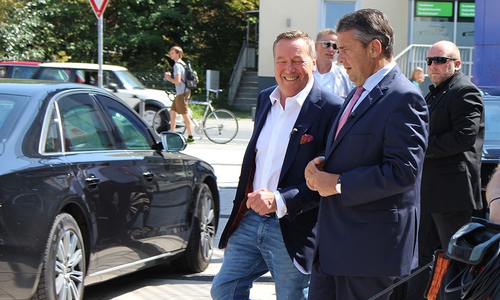 Bei „Kaiserwetter” bummelten der Schlagersänger und der Außenminister durch die Innenstadt. Fotos: André Ehlers