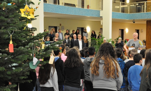 Der Verwaltungsvorstand der Stadt Wolfsburg um Oberbürgermeister Klaus Mohrs verfolgt aufmerksam das Mini-Konzert der Wohltbergschule. Foto: Stadt Wolfsburg