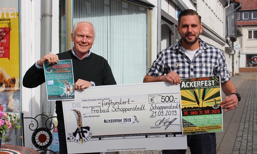 Das Schwimmbad konnte sich über 500 Euro Spenden freuen. Foto: Ackerfezt e.V.