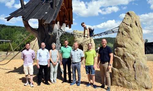 Freuen sich über die neue Kletterlandschaft (von links): Benjamin Born vom Goslarer Gebäudemanagement, Mathias Brand, Fachdienstleiter Tiefbau, Karin Jünke, Fachdienstleiterin Kindertagesstätten, Oberbürgermeister Dr. Oliver Junk, Rolf Hammeran, verantwortet die Unterhaltung von Spielplätzen, Joshua Friederichs von der Stadtjugendpflege sowie Vienenburgs Ortsvorsteher Martin Mahnkopf und sein Sohn in luftiger Höhe. Foto: Stadt Goslar