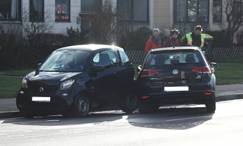 An beiden Fahrzeugen entstand hoher Sachschaden. Foto: Frank Vollmer