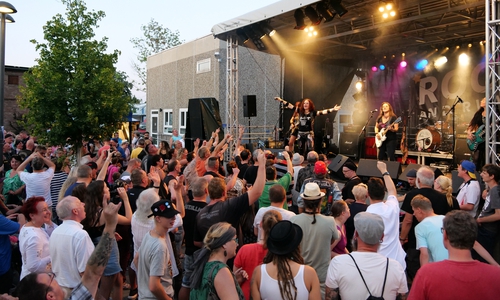 Die AC/DC-Coverband Black Rosie heizte den Besuchern ein. Fotos: Bernhard Janitschke/Ev. Stiftung Neuerkerode