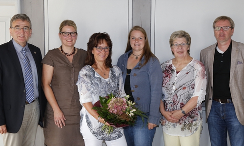 Bürgermeister Thomas Pink, Kerstin Nowi (Leiterin Kita Fümmelse), Elke Holtz, Silke Reese, Doris Alke und Andreas Binner (Abteilungsleiter Kindertagesstätten). Foto: Stadt Wolfenbüttel