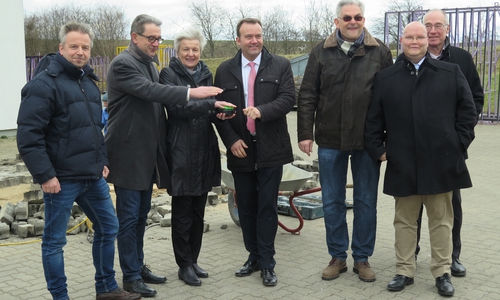 Symbolischer Druck auf den „Buzzer“ – von links: Burkhard Schipke (Gewerbegebiet Am Park), Klaus Kubitschke (Samtgemeinde-Bürgermeister Baddeckenstedt), Landrätin Christiana Steinbrügge, Thomas Heitmann (Geschäftsführer Firma htp), Dieter Scholz (Geschäftsführer Firma Glas Scholz), Peter Scheer (Werksleiter Breitbandbetrieb Landkreis Wolfenbüttel und Claus-Jürgen Schillmann (Leitender Baudirektor Landkreis Wolfenbüttel). Foto: Privat