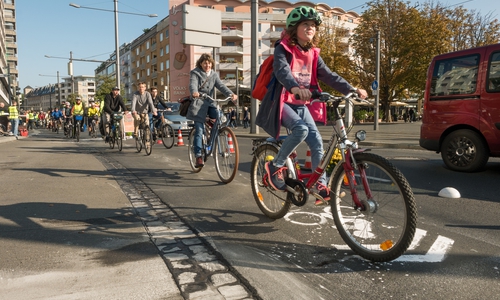 Der geschützte Fahrradstreifen kam gut an und ließ Radfahrende gut ankommen. Fotos: Jan Gäbler, ADFC Braunschweig