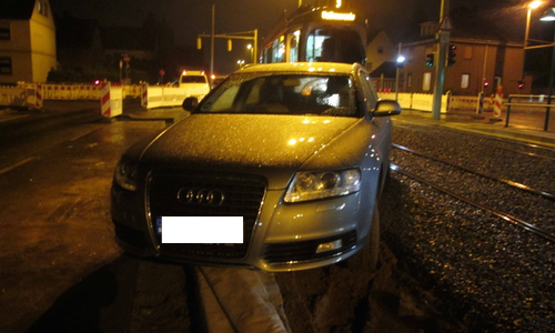 Diese Fahrt endete im Gleisbett. Foto: Polizei