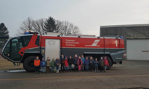 Die Kinder erlebten einen aufregenden Tag auf dem Flughafen Braunschweig/Wolfsburg. Fotos: Feuerwehr