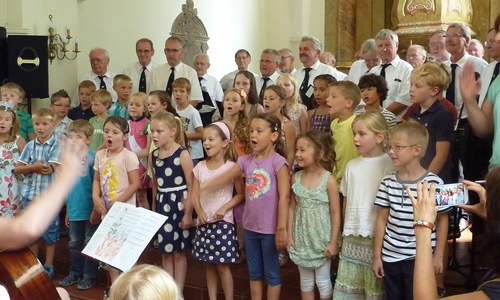 Chorgemeinschaft Groß Denkte/Erkerode
und Schulkinder der Grundschule Gr. Denkte. Foto: Privat