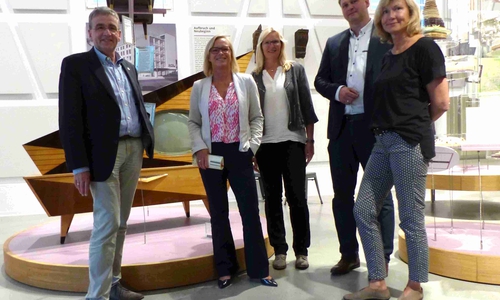 Dunja Kreiser (2. v. li.) zu Besuch im Bürger Museum. Fotos: SPD