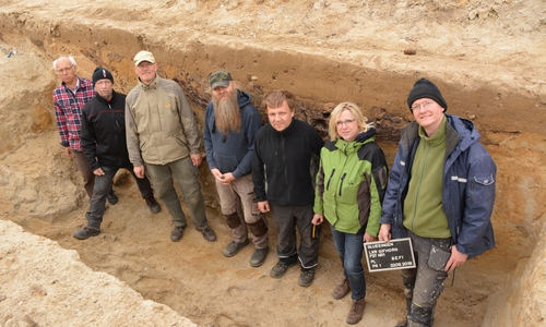 Die Ausgrabungsmannschaft vor dem Grabenprofil. Von links: Rolf Baalmann, Heinz Gabriel, Armin Winnat, Michael Olfermann, Anton Kusmin, Sabine Kreipe-Winnat, Dr. Ingo Eichfeld. Mitgeholfen haben auch Bruno  Domachowski und Björn Hoppe (nicht auf dem Bild). Foto: Landkreis Gifhorn