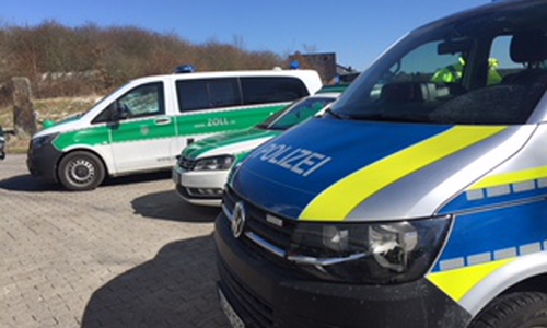 Die Polizei und der Zoll führten gestern eine gemeinsame Kontrolle durch. Fotos: Polizei