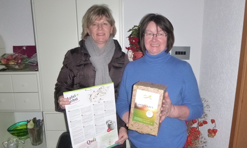 Birgit Heyroth überreicht den Preis an Frau Czeff. Fotos: Landkreis