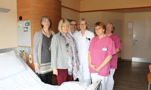 Claudia Schütte und Angelika Herzog vom Hospizverein, Chefarzt Prof. Dr. Kinan Rifai, Dr. Mechthild Altenhoff von der Palliativeinheit, sowie Aria Schnabel und Monika Reinke vom Pflegepersonal. Foto: Jan Borner