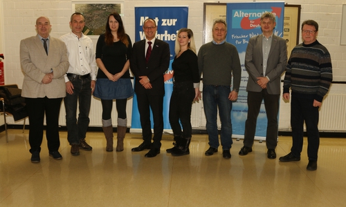 Falko Büttner (Beisitzer), Gunnar Scherf (Schatzmeister), Anneke vom Hofe (Beisitzerin), Frank Weber (Vorsitzender), Rabea Wölk (Schriftführerin), Ulrich Bortfeld (2. stellv. Vorsitzender), Stefan Wirtz (1. stellv. Vorsitzender), Bernhard Rack (Beisitzer)]. Foto: AfD