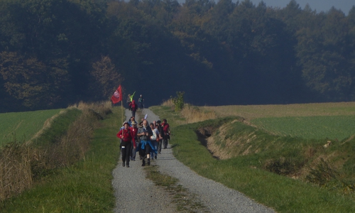 Die Klimapilger kommen aus Richtung Lelm auf die Obermühle in Räbke zu, wo sie von einem Team um Paul Koch, Christian Lubkowitz erwartet. Foto: Paul Koch