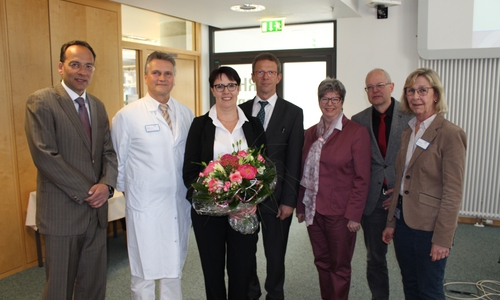 Am heutigen Mittwoch wurde Dr. med. Bernadett Erdmann (3.v.l.) offiziell zur Chefärztin der Zentralen Notaufnahme im Klinikum Wolfsburg ernannt Foto: Julian Bergmeier 