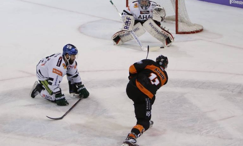 Brent Aubin hält 22 Sekunden nach Beginn der Overtime die Hoffnung auf Platz 4 aufrecht. Foto: imago/foto2press
Anzeige