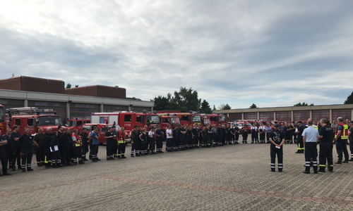 Die Einsatzkräfte der Kreisfeuerwehrbereitschaft Ost sammeln sich am gestrigen Abend an der FTZ für ihren Einsatz in Goslar. Foto: Landkreis Peine
