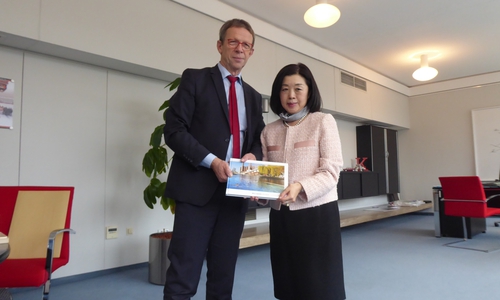 Oberbürgermeister Klaus Mohrs empfängt die Japanische Generalkonsulin Kikuko Kato zu ihrem Antrittsbesuch. Foto: Stadt Wolfsburg