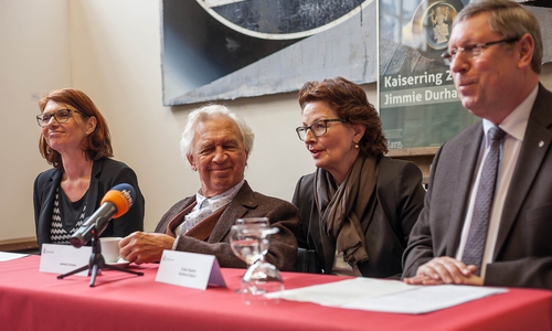 Die Direktorin des Mönchehaus Museum, Dr. Bettina Ruhrberg, Jimmy Durham, Übersetzerin Dagmar Mönnecke-Koroma und erster Stadtrat Burkhard Siebert.