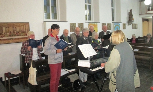 Der Kirchenchor vom Hl. Kreuz Veltheim, mit Chorleiterin Annegret Plate  (rechts) bei seinem vermutlich letztem Auftritt in der Heimatkirche. Foto: DLS