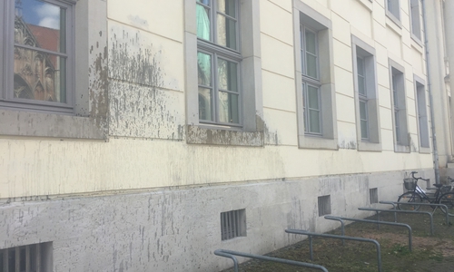Das Gerichtsgebäude wurde beschmiert. Foto: Robert Braumann