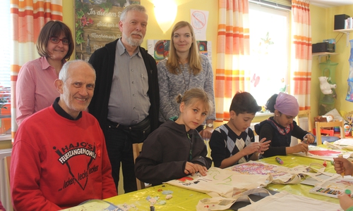 Hajo Palm spendete die Einnahmen aus der letzten Weihnachtsmarktstunde an zwei Einrichtungen in Wolfenbüttel. Hajo Palm, Astrid Stute, Rainer Jonas und Susanne Pensler bei der Spendenübergabe in der Ulme. Fotos: Anke Donner 