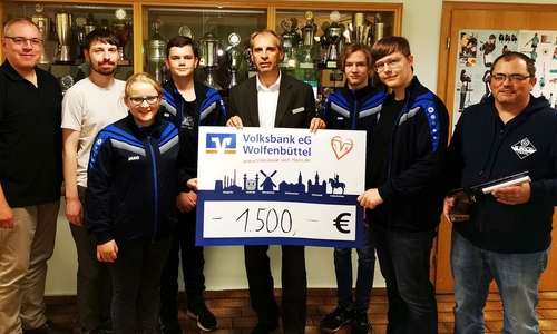 Marco Lorenz, Volksbank eG Wolfenbüttel mit dem Check, Sportleiter Martin Tomicki mit der fünfschüssigen Luftpistole, der Jugendleiter Birk Dietrich, Vorsitzender Matthias Lorenz und Mitglieder der Jugendabteilung. Foto: SBr. Süpplingen von 1952 e.V. 