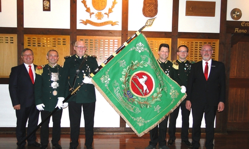 Vor der Tafel aller Könige der Schützengesellschaft Hankensbüttel und Isenhagen e.V. präsentierte der amtierende König und stellvertretender Schatzmeister Jürgen Schneck (2.v.l.) mit Fahnenträger Thomas Riedel (3.v.l.), Oberst Frank Schmidt (3.v.r.) und Zugführer Jörn Hüsemann (2.v.r.) dem Vorstand der Kultur- und Sozialstiftung der Sparkasse Gifhorn-Wolfsburg, Jürgen Kröger (l.) und Christian Eichler( r.) die restaurierte Fahne pünktlich vor dem Schützenfest. Foto: Kultur- und Sozialstiftung der Sparkasse Gifhorn-Wolfsburg