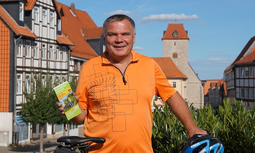 Thomas Kempernolte freut sich über die neue Radkarte für den Naturpark Elm-Lappwald. Foto: Simone Kühnast