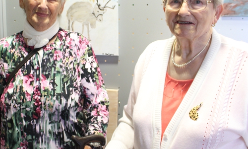  Die Zeichnerinnen Gerda Metzner und Hanna Steffens präsentieren die Bilder des Senioren- und Therapiezentrums.