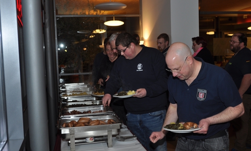 Großer Andrang herrschte am Braunkohl-Buffet im Solferino. Fotos: DRK 