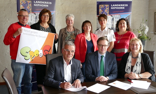 Unter dem Titel „SpogG – Sport gegen sexualisierte Gewalt“ starten der Kreissportbund und das NETZwerk gegen häusliche und sexuelle Gewalt im Landkreis Gifhorn eine mehrjährige Kooperation. Beim Unterzeichnen der Kooperationsvereinbarung: (vordere Reihe v.l.n.r.) Hans-Herbert Böhme, Erster Vorsitzender des Kreissportbunds, Landrat Dr. Andreas Ebel, Talene Wiards-Reissmann, Projektkoordinatorin, Bildung im Blick, Groß Schwülper
(hintere Reihe v.l.n.r.) Johannes Grieger, AWO-Beratungszentrum, Beratungsbereich Täterberatung, Grazyna Rottach, Beratung für Familien, Erziehende und junge Menschen e.V. (BEJ), Gifhorn, Birgit Krämer, WEISSER RING e.V., Silke Hemp, Kreissportbund, Geschäftsführerin, Liane Jäger Polizeiinspektion Gifhorn und Mehtap Aydinoglu, Landkreis Gifhorn, Kreisjugendförderung/ Interkulturelle Jugendarbeit. Foto: Landkreis Gifhorn