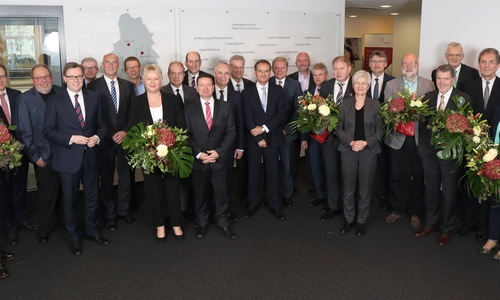 Bildunterschrift: Aufsichtsrat der Allianz für die Region GmbH begrüßte mit Aline Henke (rechts), Frank Fiedler (links) und Knud Maywald (4.v.r.) drei neue Mitglieder und dankte den scheidenden Mitgliedern Christiane Hesse (8.v.l.) und Michael Döring (8.v.r.) für ihr langjähriges Wirken im Gremium. Foto: Allianz für die Region GmbH/Matthias Leitzke