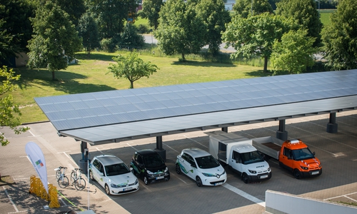 Das neue Mitarbeiter Solar-Carport der Stadtwerke Wolfenbüttel. Auf einer Dachfläche von 500 Quadratmetern wird hier saubere Energie produziert. Fotos: Werner Heise