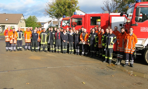 Gruppenbild der Fachzüge Wassertransport und Bahn, ganz links Zugführer Wassertransport Frank Tschirner, 3. von links Zugführer Bahn Gerd Baas-Becker

Foto: Kreisfeuerwehr Peine
