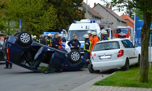 Das Auto einer 83-jährigen Autofahrerin landete nach einem Unfall auf dem Dach. Fotos: Eva Sorembik/Tobias Breske 
