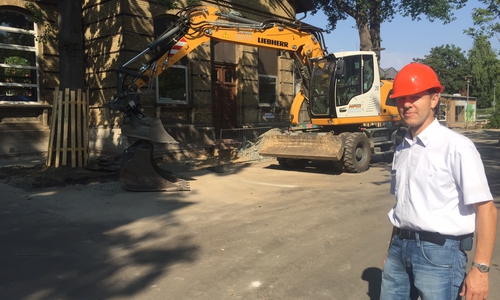 Jan Dürrkopf erklärt die Arbeiten auf dem Schulhof der Großen Schule. Foto: Stadt Wolfenbüttel​
