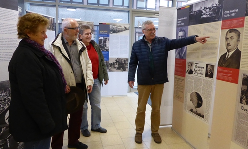 AWO-Ortsvereinsvorstands-Mitglieder Helga Möller, August Hesse, Sabine Resch-Hoppstock sowie Rudi Fricke während des Rundgangs durch die Ausstellung „Für Freiheit und Republik! – Das Reichsbanner Schwarz-Rot-Gold im Kampf um die Demokratie 1924 – 1933“ bei der Erläuterung an einer Stelltafel. Foto: AWO Ortsverein Wolfenbüttel