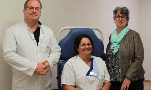 Dr. Steffen Neumann(Bereichsleitung Hämatologie und Onkologie), Comasia Raguso (Stationsleitung H1B) und Petra Neumann-Wollenhaupt (Wolfsburg Hilft e.V.). Foto: Klinikum Wolfsburg/Helmke
