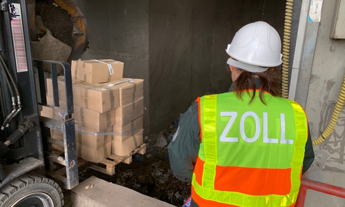 Die Verbrennung geschah unter zollamtlicher Kontrolle. Fotos: ZOLL