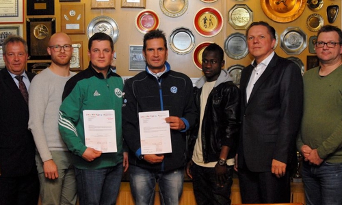 Kreisvorsitzender Ralf Thomas (1. v. l.) und Kreisgeschäftsführer Christian Benecke (7. v. l.) übergaben die Schecks an Spartenleiter Fußball Rene Wedekind vom FC Brome (3. v. l.) und Vereinsvorsitzenden Sven Grabowski vom TUS Ehra-Lessien (6 v. l.). Ergänzt wird das Foto von Heiko Kiene, Trainer des Integrations-Team TUS Ehra-Lessien II (4 v. l.), einen Spieler des Integrations-Teams (5 v. l.) und den Kassenwart der Sparte Fußball, Christoph Nieswandt (2. v. l.), vom FC Brome Foto: NFV
