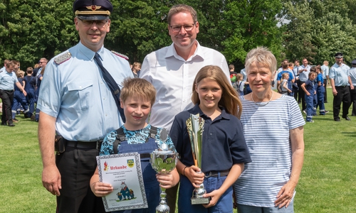 Abschnittsleiter Ost Markus Rischbieter, MdL Marcus Bosse und die stellvertretende Landrätin Christiane Wagner-Judith mit den Gewinnern des Kreiswettbewerbes, Jugendfeuerwehr Groß Denkte Eins. Foto: Tanja Bischoff