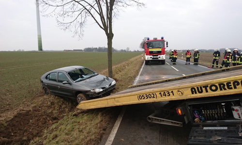 Das Fahrzeug kam aus ungeklärten Gründen von der Straße ab. Foto: aktuell24(bm)