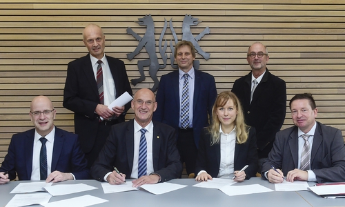 Besiegeln die Kooperation: Vordere Reihe v.l.n.r.: Stefan Honrath (Leiter der BraWo-Direktion Peine), Landrat Franz Einhaus, Alexandra Fuchs (Geschäftsführerin Operativ der Agentur für Arbeit Hildesheim), Oliver Syring (Geschäftsführer der Allianz für die Region) Hintere Reihe v.l.n.r.: Kreisrat für Soziales Dr. Detlef Buhmann, Bernd Manthey (Leiter Bildung Allianz für die Region GmbH) und Rainer Weste (Teamleiter Berufsberatung bei der Agentur für Arbeit Hildesheim) © Allianz für die Region GmbH/Isabell Massel