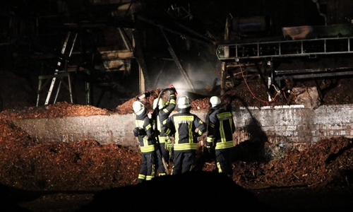 Die Feuerwehr Barbecke musste Kameraden aus Broistedt und Lengede nachalarmieren. Fotos: Rudolf Karliczek