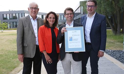 Die Urkunde für den ersten Engagement-Botschafter präsentieren Hans-Herbert Jagla, Katja Hoffmann, Justus Perschmann und Gerold Leppa. Foto: Sebastian Priebe